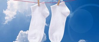 Белые носочки сушатся на верёвке