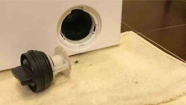 Cleaning the washing machine drain filter