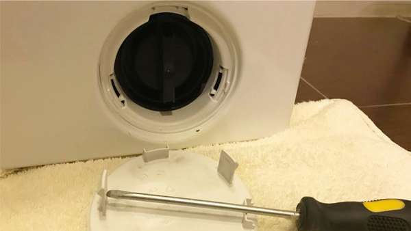 Cleaning the washing machine drain filter