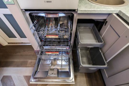 Что нужно сделать перед первым запуском посудомоечной машины