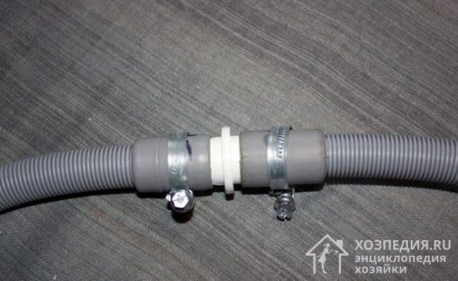 To extend the hose, insert a coupling into the ends of the elements to be connected and secure the edges with clamps. Check the reliability of fastening with your hands, and then in operation by starting the washing machine without laundry. 