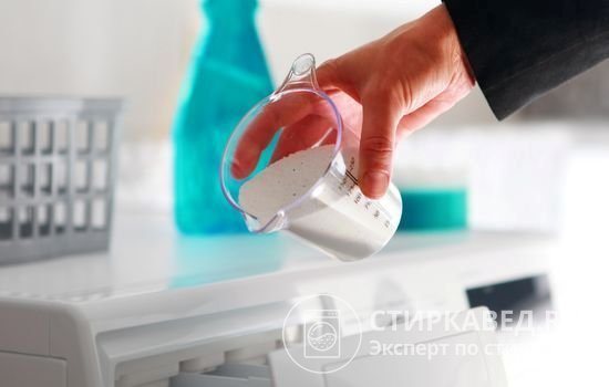 To measure the amount of washing powder you need, use a measuring cup