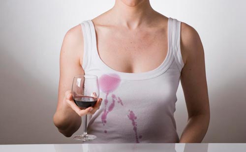 Девушка облила красным вином майку. Девушка сидит за столом. Как отстирать вино красное с одежды