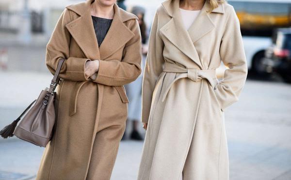 Две девушки в пальто