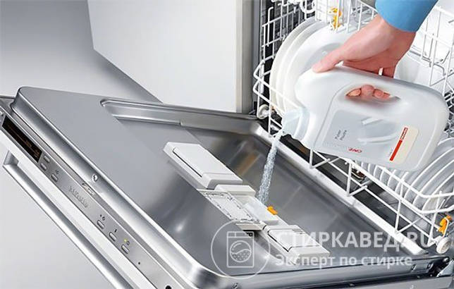 Если используете бытовую химию, не предназначенную для посудомоек, это чревато плохим мытьем посуды или поломкой агрегата
