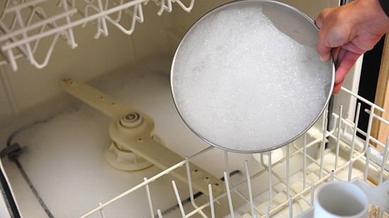 If foam remains in the dishwasher after the end of the wash cycle, it is necessary to clean it.