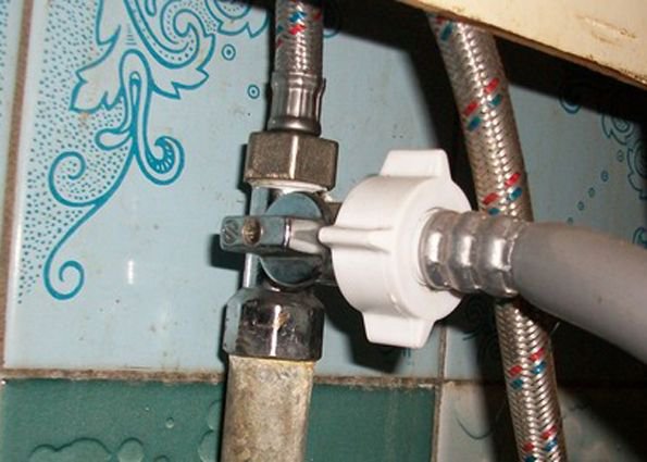 Если посудомоечная машине не набирает воду, проверьте вентель на водопроводной трубе