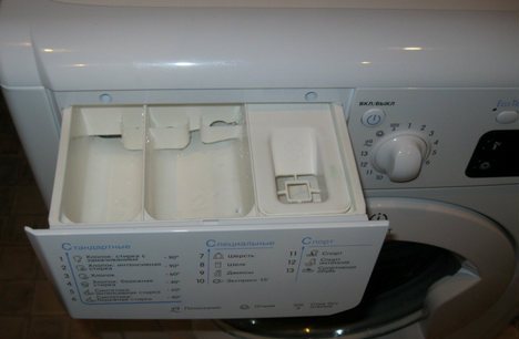 Если стиральная машина протекает при подаче воды - забит дозатор