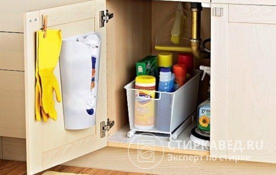 Хранить стиральный порошок и кондиционер для белья нужно отдельно от продуктов питания, например, вместе с другой бытовой химией в шкафчике под мойкой