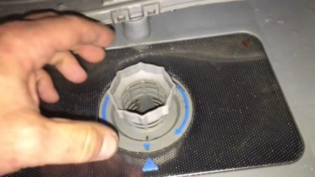 Извлечение сливного фильтра из посудомоечной машины Бош при возникновении ошибки