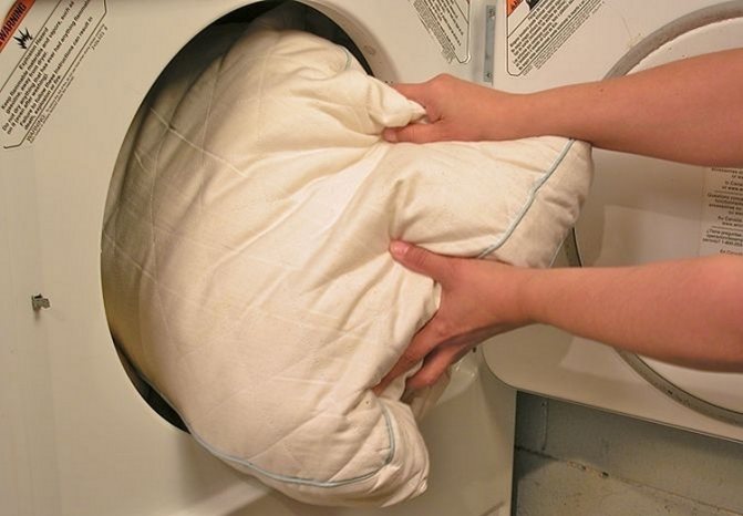 как правильно постирать подушку
