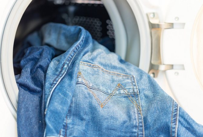 Как стирать джинсы в стиральной машине: чтобы они не потеряли свой цвет и не сели