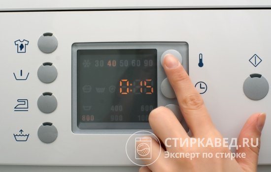 Кнопка с изображением градусника позволяет выбрать нужную температуру воды