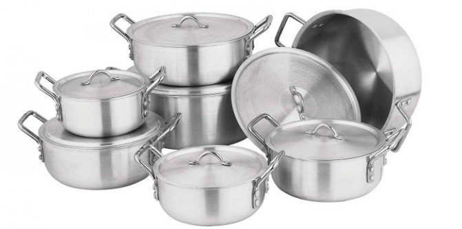 A set of aluminum pans with perfectly clean lids