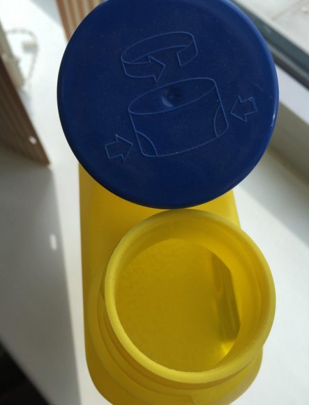 The lid of the Top House product, unfortunately, does not have a dispenser, but is childproof