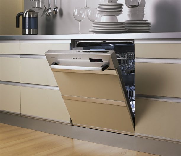 Kitchen set with built-in dishwasher closed by a furniture facade