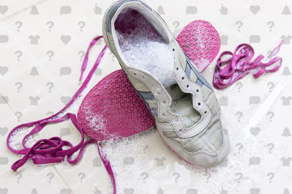 Мытье кроссовки с розовыми шнурками и стелькой
