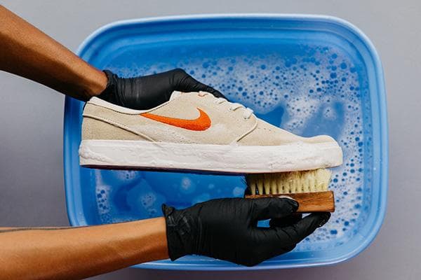 Мытье подошвы тряпичной обуви