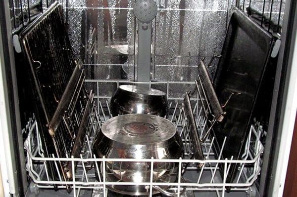 Мытье противней в посудомойке