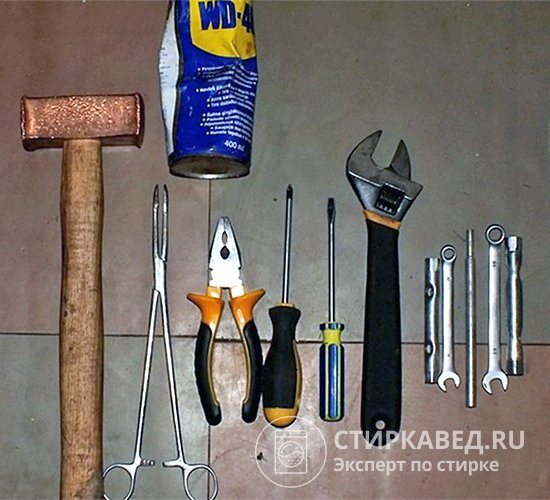 In the photo you see the tools and equipment needed to replace the bearing
