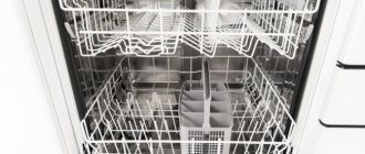 Не спешите укладывать посуду в новую посудомоечную машину – во время первого запуска этого делать не нужно