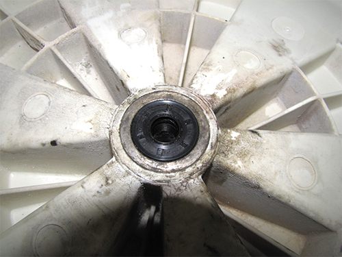 Why do you need to lubricate the oil seal in a washing machine?