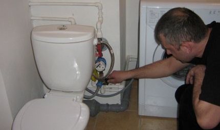 подключаем СМ к воде в туалете