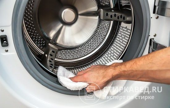 After washing, you need to wipe the door and rubber cuff with a dry cloth.