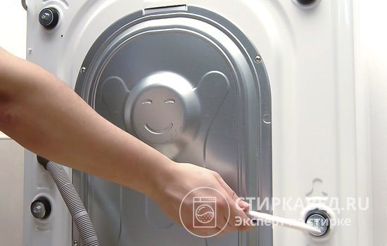Before turning on the washing machine, be sure to remove the transport bolts
