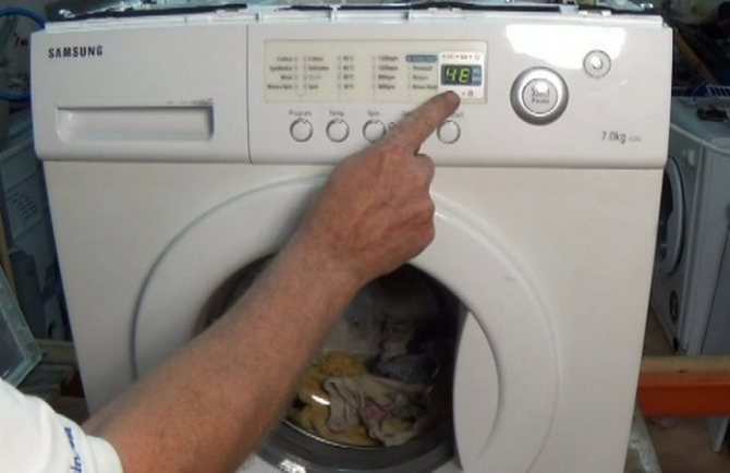 If the washing machine pump malfunctions, an error code appears on the display