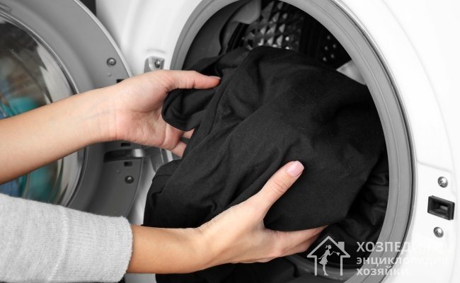 When loading laundry, carefully check the pockets: coins, metal and sharp objects can cause damage and cracks in the washing machine tub.