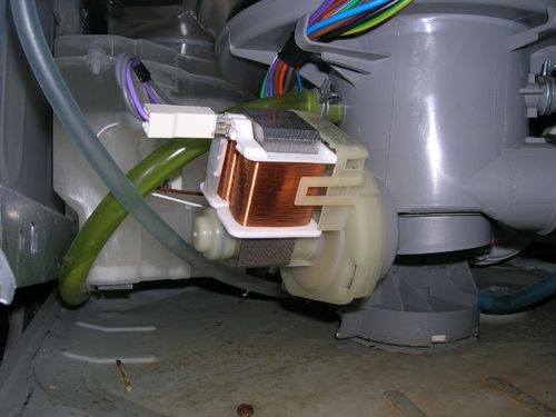 Пример расположения сливной помпу внутри посудомоечной машины Бош