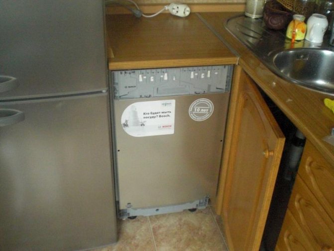 Пример встраивания посудомоечной машины под столешницы на малогабаритной кухне