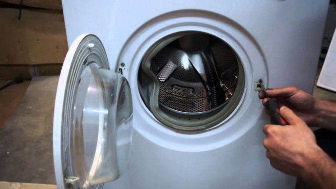 Forced opening of the washing machine hatch