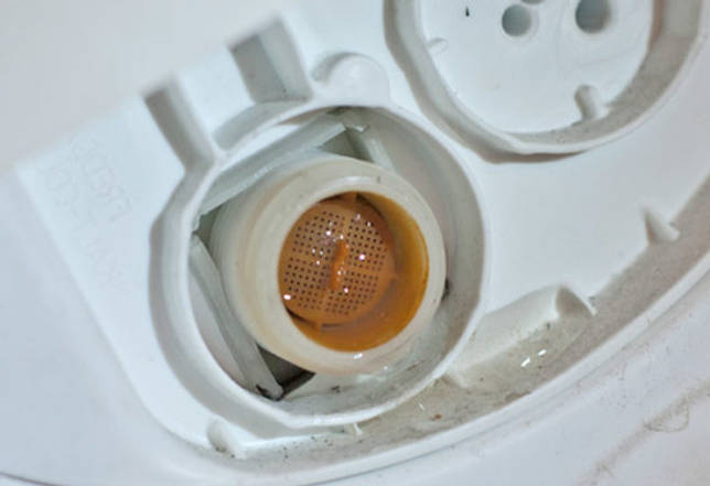 Проверьте заливной фильтр стиральной машины, из-за засора в машинку может не поступать вода