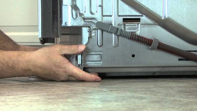 Регулировка наклона посудомоечной машины Сименс при монтаже для избежания перекосов