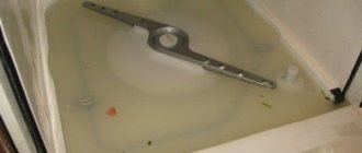 Результат засора слива посудомоечной машины в виде застоя воды в поддоне бункера