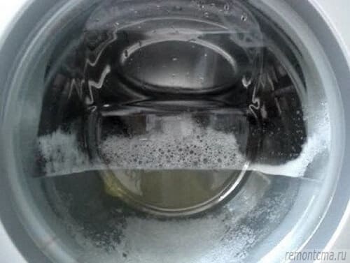The washing machine overflows water