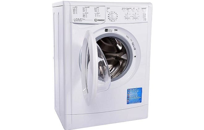 The Indesit washing machine does not spin or drain water on its own