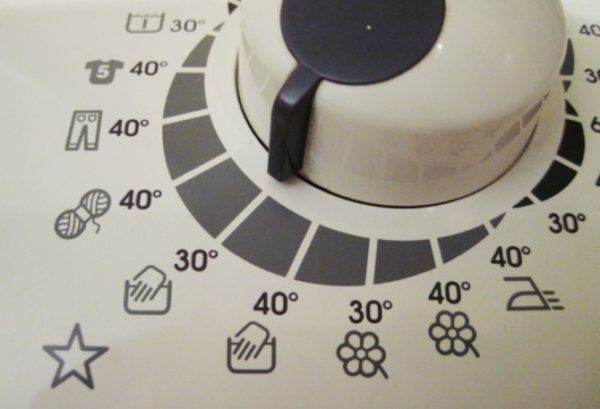 You can wash polyester items in a machine using the “manual”, “delicate” or “sport” mode at a water temperature of 30–40 °C