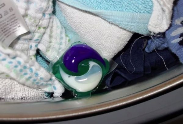 Washing clothes using capsules