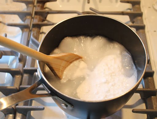 Стирка с содой (пищевой и кальцинированной): можно ли добавлять в стиральную машину-автомат, как правильно применять