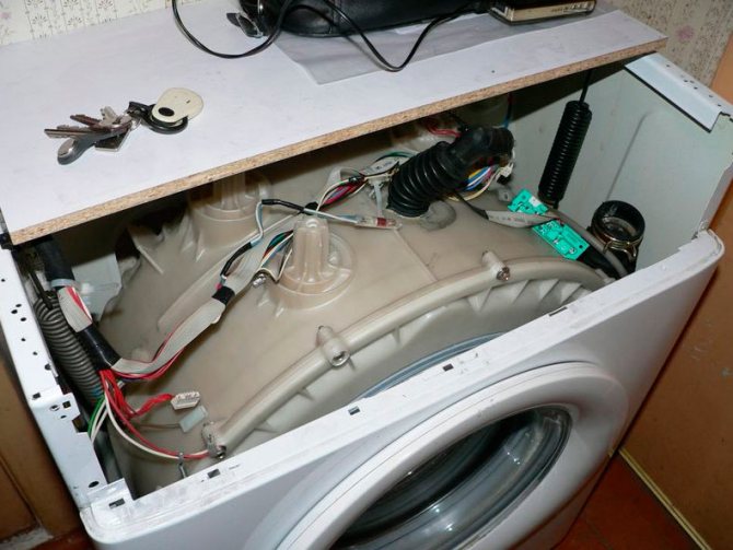 Knocking noise in the Indesit washing machine during spin cycle