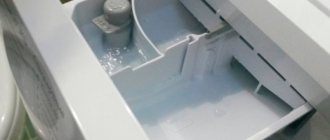 Течет вода из лотка для порошка в стиральной машине