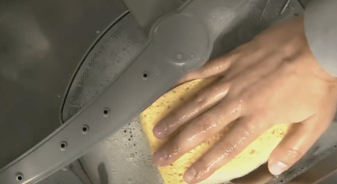 Removing excess liquid with a sponge inside the PMM