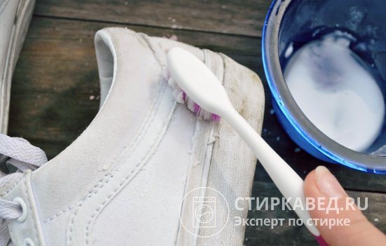 Removing stains with a paste consisting of vinegar, washing powder and hydrogen peroxide