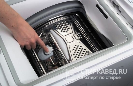 In most Electrolux models, the drum opens at the touch of a button