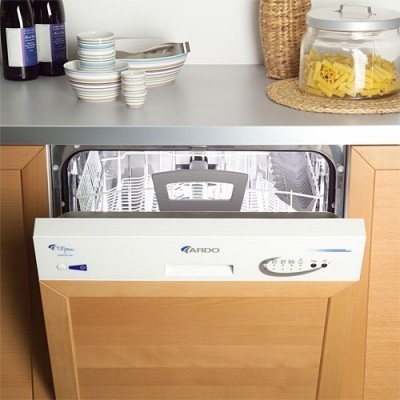 Вариант расположения встраиваемой посудомоечной машины на малогабаритной кухне