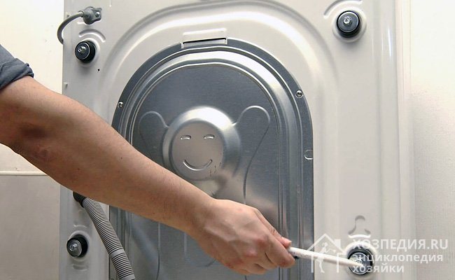 When installing a new washing machine, be sure to unscrew the shipping bolts