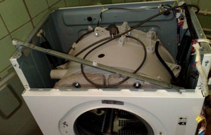 вытаскиваем бак стиральной машины Канди